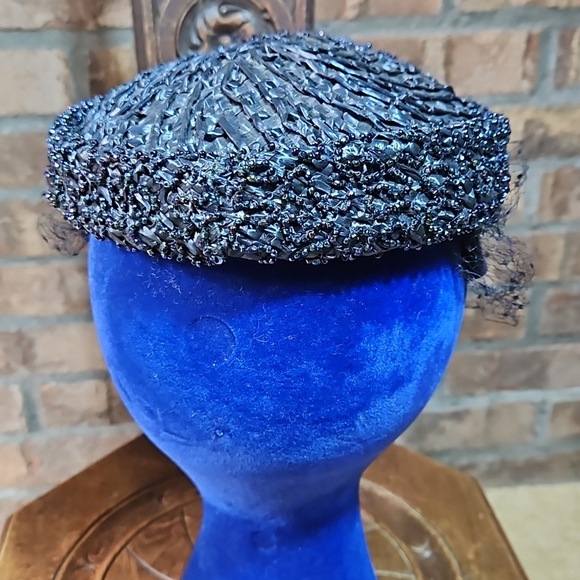 Vintage 1940's or 50's straw, beaded and veiled ladies hat. - Picture 5 of 8